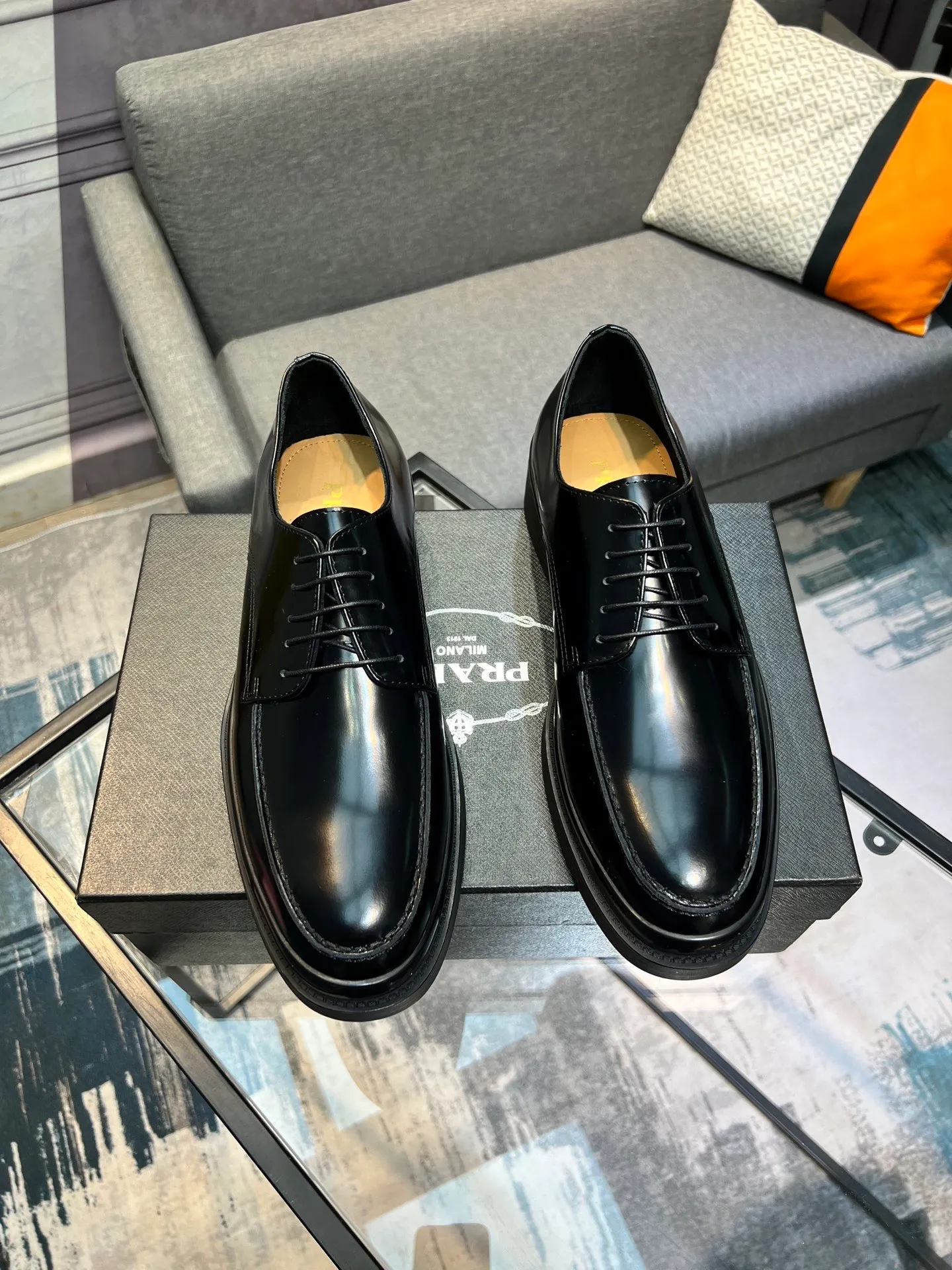 Men's clothing and shoes 💰860 Prada/Prada's new glossy leather loafers are made of open-edge beaded uppers imported from Italy, slip-on loafers style, large piece splicing design, durable and non-deforming, heavy-duty construction, exquisite mark stitching, same material ribbon decoration, blending classic and modern styles, lining with dyed calfskin, standard PRADA logo cowhide feet, original ultra-light matte texture and embossed leather outsole, light and not tired, excellent shock absorption effect, full foot comfort! Size: 39-44 (customized at 38.45)